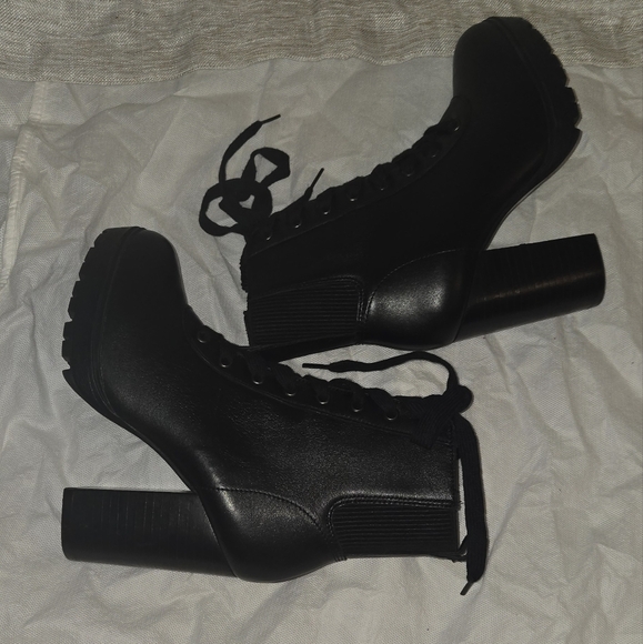 Used Women's Black Lace-Up Ankle Boots - Picture 6 of 8